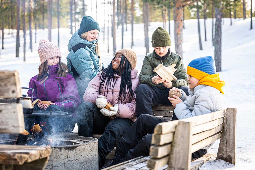 Iloiset lapset nuotiolla leirikoulussa - Tilausajot.net