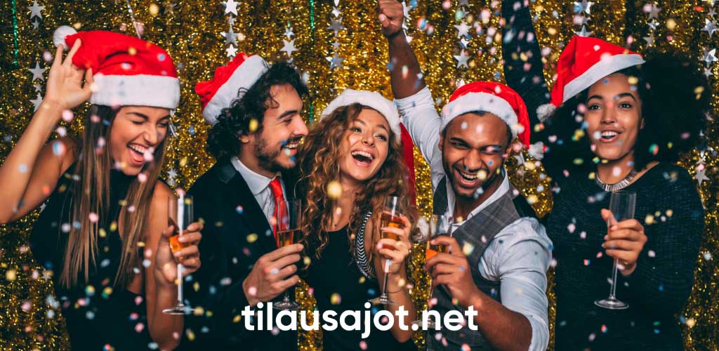 Ihmiset juhlivat pikkujouluissa tonttulakit päässä hymyillen - Tilausajot.net