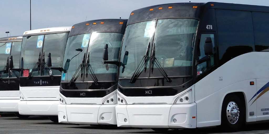Valkoiset bussit vierekkäin 