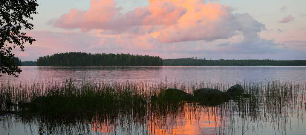 Idyllinen suomalainen kesäteatterimaisema